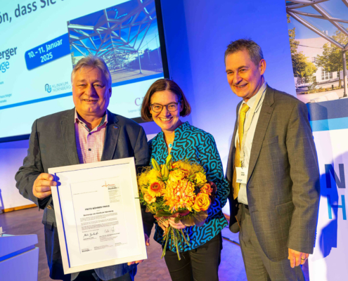 6. Fritz-Böhrer-Preis:Auf dem Bild zu sehen ist Pfarrerin Susanne Bammessel, Klinikseelsorgerin, Martin Burkert, Vorsitzender der Herzhilfe (links im Bild) und Oberarzt Dr. Jürgen Jessl, stellvertretender Vorsitzender der Herzhilfe (rechts im Bild).